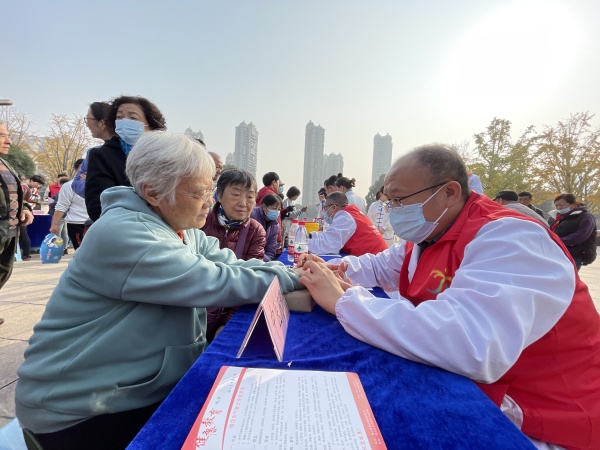 （20231123區(qū)中醫(yī)醫(yī)院）錫山健康文化大會暨江蘇省中醫(yī)藥宣傳月錫山專場、“文明錫山 康養(yǎng)怡心”示范活動2_副本.jpg